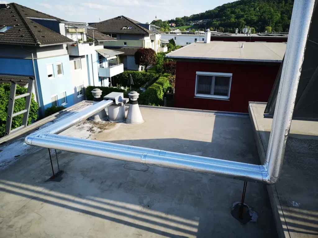 Dach mit Solarthermie-Verrohrung